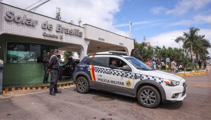 © Marcelo Camargo/Agência Brasil Bolsonaro recebe alta e chega em casa para cumprir prisão domiciliar